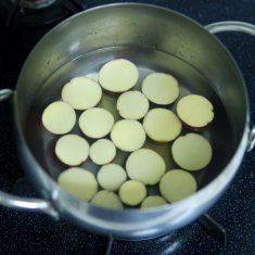 鍋を強火にかけ、沸騰したらレモン汁を加え、落し蓋をして弱火にする。