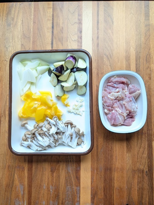 鶏肉は塩コショウをし大き目の一口大に切る。
玉ねぎはくし形に切る。
しめじは裂く。
パプリカとなすはひと口大に切る。
にんにくはみじん切りにする。