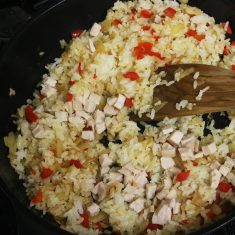 ディルも加えて軽く炒めたらお皿に盛り付けて、②のにんにくをトップに飾って出来上がり。