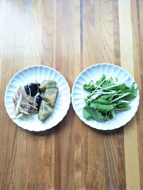 揚げ茄子は電子レンジで解凍し、みょうがは縦半分に切って細切り、水菜は3㎝の長さに切る。