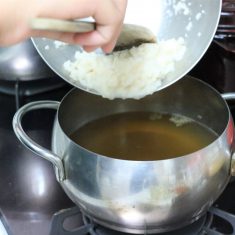 ①にしょうがの絞り汁、しょうゆ、みりんを加え、中火にかける