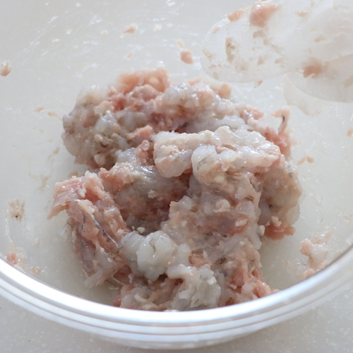 ボウルにえびと鶏ももひき肉、塩を入れ、粘り気が出るまでよく混ぜる。