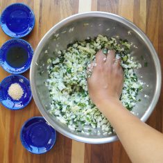 ボウルに①の野菜をよく絞って入れ、(A)を1つずつ入れ、その都度よく混ぜて揉み込んでいく。