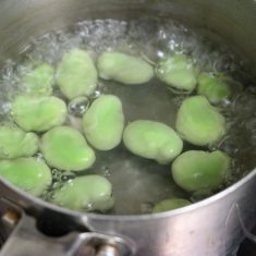 新じゃがは皮をよく洗ったら食べやすい大きさに切る。そら豆はさやからだし、袋に軽く切込みを入れて2分程度塩ゆでし、ざるにあげ、粗熱が取れたら袋から出す。
