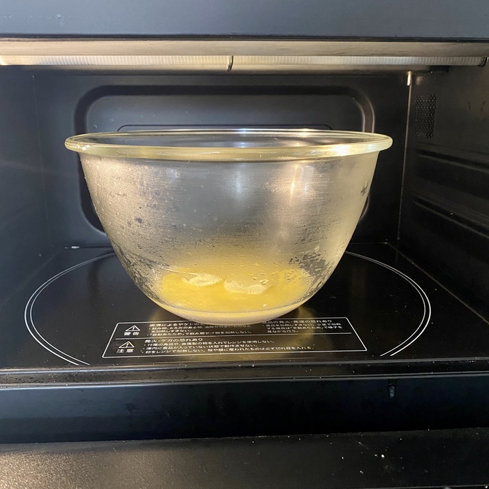 明太子以外のソースの材料をボウルに入れてレンジで40～50秒加熱して温める。そこ に明太子も加えて混ぜる。