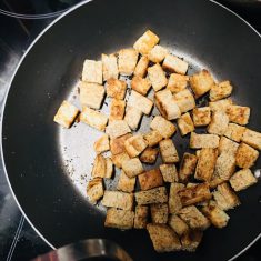 食パンを、焦げ目がつくまでフライパンで炒めます。油などは、特に必要ありません。