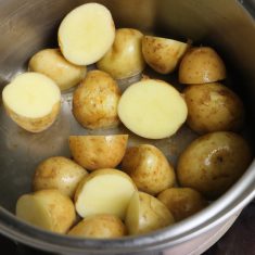 鍋に油(分量外)を熱し、新じゃがを炒めたらだし汁、酒、砂糖を加えて落し蓋(クッキングペーパーで代用可)をし、蓋をして10分煮る。