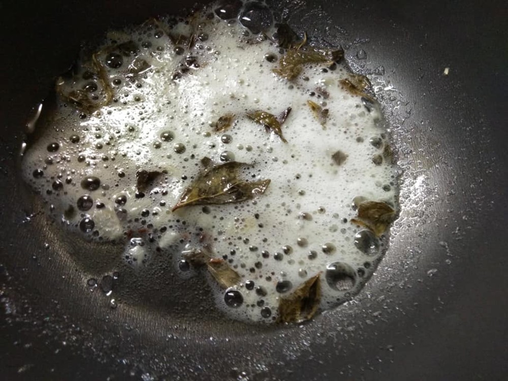 別のフライパンに油を熱し、Ｂと、みじん切りにしたにんにくを入れます。