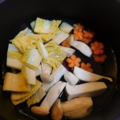 別の鍋に、火の通りにくい野菜（白菜のしん、えりんぎ、人参）をいれ、昆布水をいれて、煮る。
