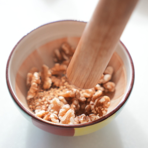 くるみと白ごまをすり鉢に入れ、すりこぎでなめらかにする。