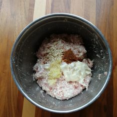 手に油を多めに付け、小振りな小判型に成形する。ナゲットの周り全体が油にまとわれているように。