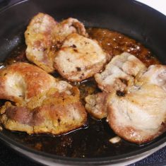 フライパンに(A)を入れて煮立て、②を再び入れて全体に煮汁をからめ、汁が煮詰まりとろみがついたら出来上がり。