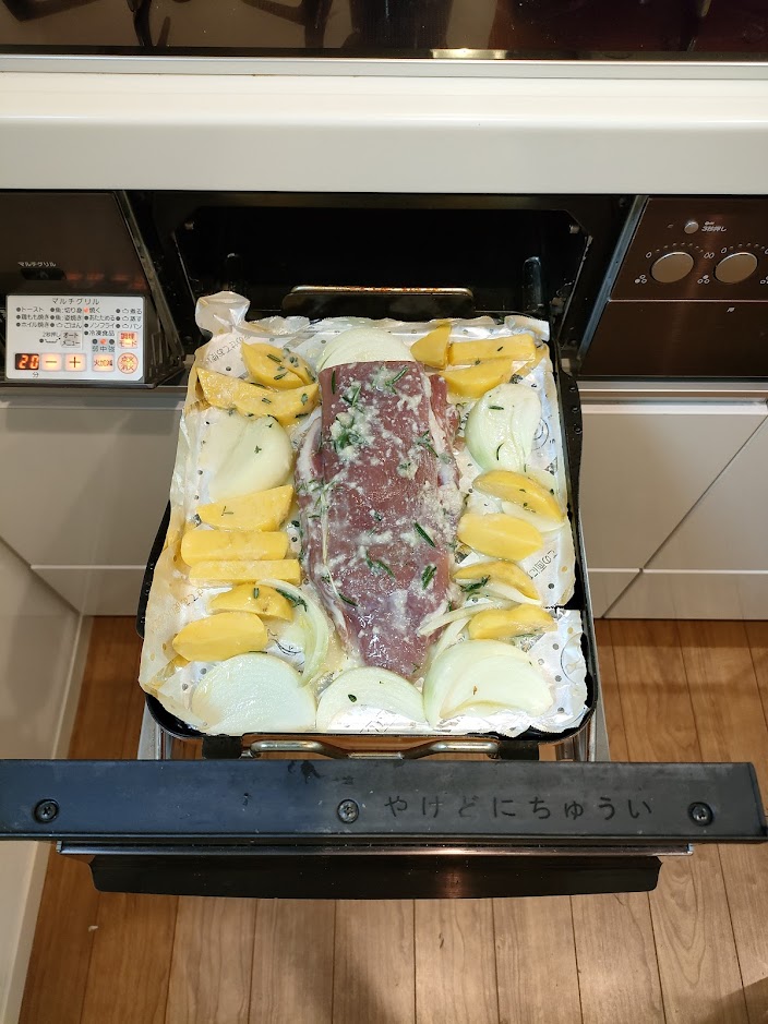 ヒレ肉は焼く15分前に冷蔵庫から出して室温に戻しておき、マルチグリルのプレートの真ん中に置く。まわりに②の野菜を並べる。