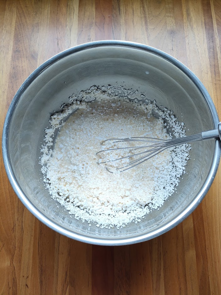 白玉粉を入れ、粒がなくなるまで混ぜる。粒が残ってしまう場合は、ブレンダーにかけてすりつぶしてみても良い。