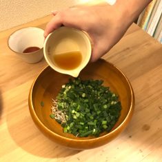 じゃこ、小口切りしたねぎ、ゴマ油、醤油を混ぜる。