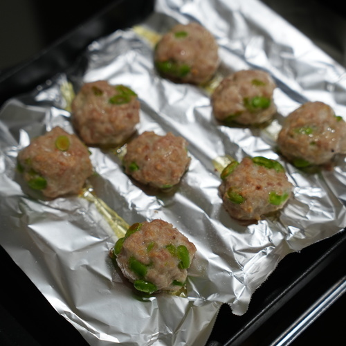 マルチグリルの波型プレートにくっつかないホイルを敷き、その上に①を並べる。
調理モード［焼く］の中火で10分加熱する。