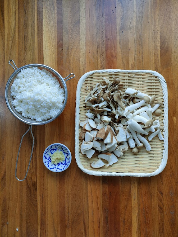 米は研いで30分浸水してから、ザルにあげて水けをきっておく（15分以内）。キノコは適当な大きさに割く。しょうがはおろす。