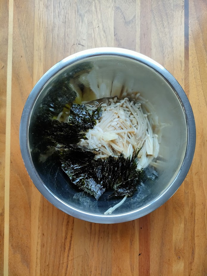 熱いうちにしょうゆとおろしにんにくで調味し、ちぎった韓国海苔をあえる。