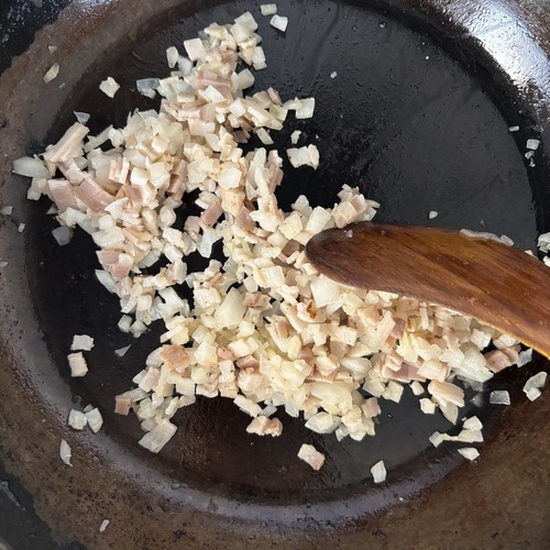 フライパンに油を熱し、みじん切りにした玉ねぎとベーコンを加えて炒める。
全体に火が通ったら塩、こしょうを振り入れる。