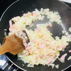 玉ねぎのみじん切りととベーコンを炒めます。
