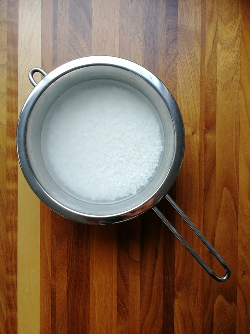 米は研いでから30分浸水（水300㏄）しておく。