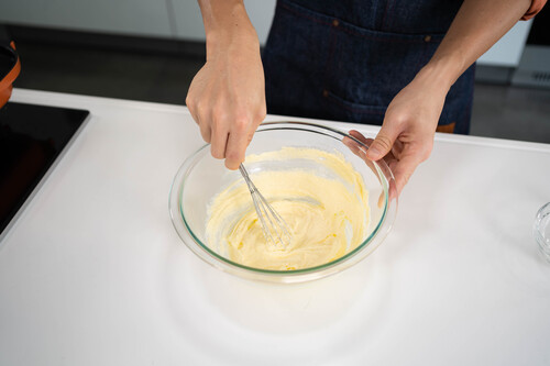 ボウルに常温で柔らかくしたバター、砂糖をいれ、泡立て器で白っぽくクリーム状になるまで混ぜる。