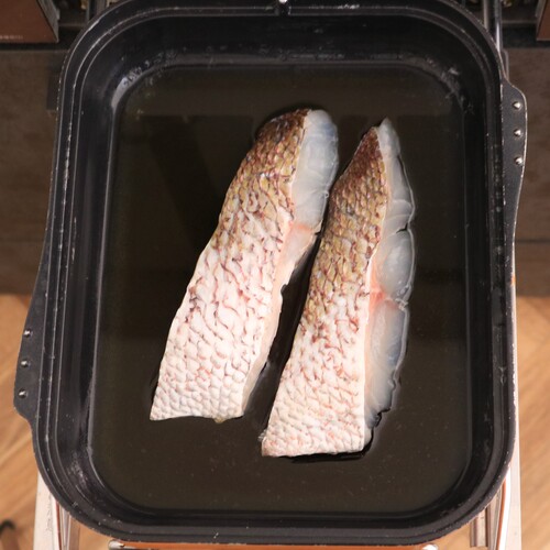 マルチグリルのキャセロールに調味料をすべて入れたら鯛を並べる。
アルミホイルで落し蓋をしたら、調理モード［煮る］で10分加熱する。