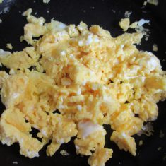 フライパンに油を入れ、割りほぐした卵を炒り卵にして、いったんフライパンから取り出す。