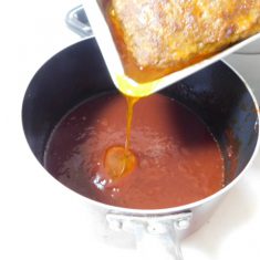肉汁を①のソースの中に入れ、少し煮る。