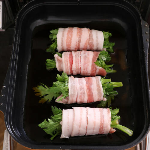 肉の巻き終わりが下になるようにマルチグリルのキャセロールに並べ、Aを混ぜてキャセロールに入れる。