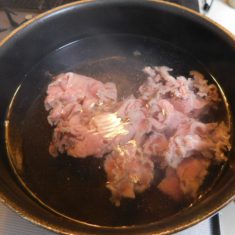 違う鍋に（A）の調味料をいれ、きのこ類をいれ、煮る。