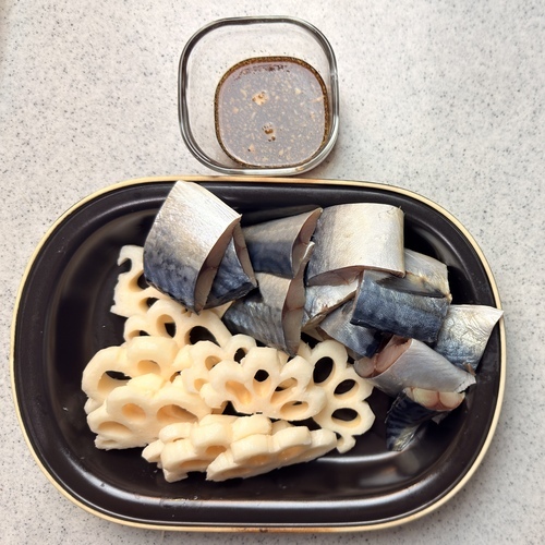 ＝下準備＝
鯖は塩（分量外）を振り10分程度おいて、出てきた水分を拭く。5㎝幅に切る。
れんこんは皮をむき、1㎝幅の輪切りにして面取りする。大きい場合は半月に切る。
＝漬けダレ＝を合わせておく。
