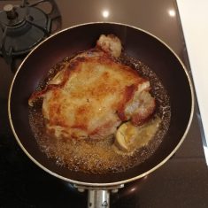 調味料を煮詰めながら、鶏肉を煮からめる。１度だけ皮目を下にしてタレを絡めてすぐに元に戻す。タレは冷めると濃度が増すので、煮詰めすぎ注意。