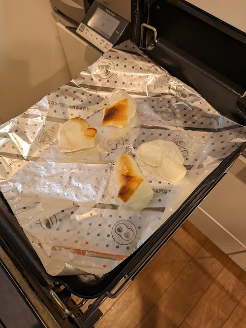 マルチグリルのプレートに切り餅を並べ、調理モード［焼く・強］で6分焼く。
