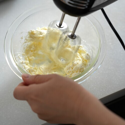 クリームチーズと砂糖をボウルに入れて電動泡立て器でなめらかになるまで混ぜる。
