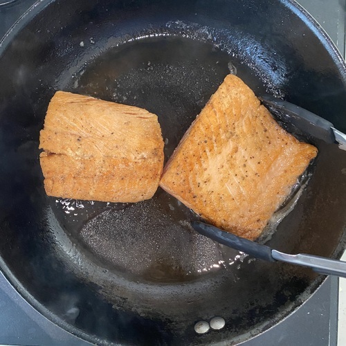 フライパンにバターを溶かし②の表面にこんがりと焼き目がつくまで中火で焼く。（両面で3～4分）