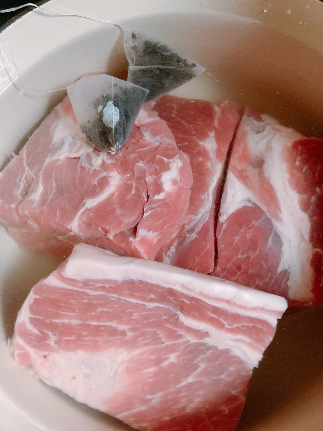 お鍋にお肉とお肉が浸るくらいの水、ティーバッグを入れる
