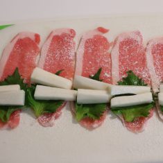 豚ロース薄切り肉を広げたら塩、小麦粉を振り、大葉、①の山芋を手前に乗せたら端からしっかり巻いていく。