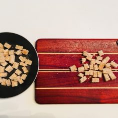 食パンを小さな四角に切ります。