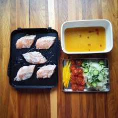 玉ねぎは薄くスライスし、きゅうりは輪切りにして塩もみして良く水分をきっておく。