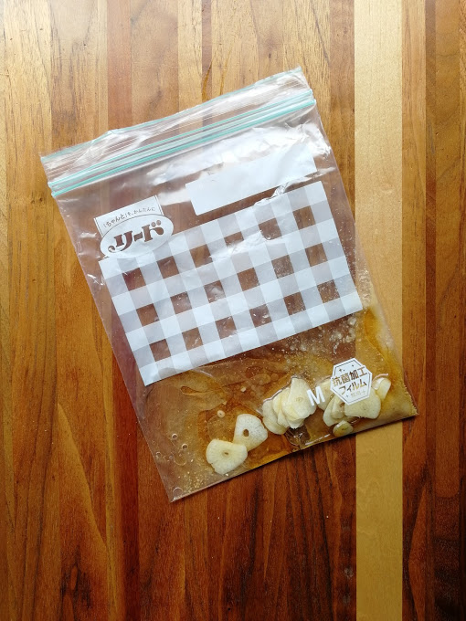 ジッパー付き保存袋に全ての調味料とにんにくを入れる。