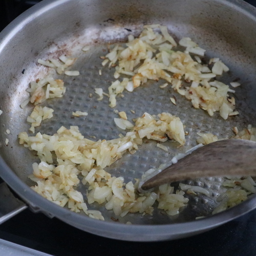 フライパンにオリーブオイルとにんにくを入れて弱火にかける。細かい泡が出てきたら玉ねぎを加えてしんなりするまで炒める。