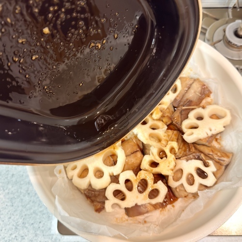 蓋はしないで焼き、裏返しの合図が鳴ったら食材を裏返す。
残っている＝漬けダレ＝も入れて蓋をし、モードキーを押す。