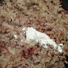 玉ねぎはみじん切りにする。フライパンに油を敷き強めの中火にかけ、合い挽き肉をほぐさずに焼き付ける。強めの焼き色がついたらヘラでほぐし玉ねぎを加え火が通るまで炒める。