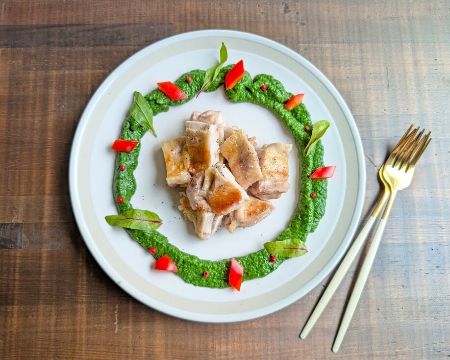盛り付けにひと工夫！グリルチキン～ほうれん草ソース～