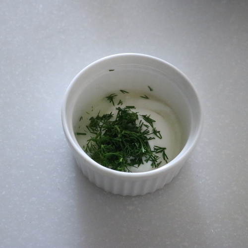 ディルは葉の部分を細かく刻み、＝A＝の他の材料と混ぜる。