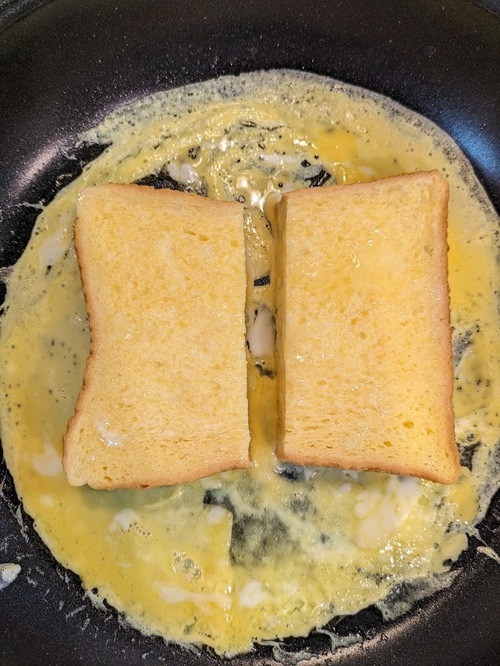 弱火で熱したフライパンに有塩バター10ｇを溶かし、③の残りの卵を流し入れ、真ん中に③の食パンを置く。
