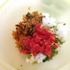 ①にごまとごま油を加えて混ぜる。（漬物の塩梅によって、塩などで味を調えてください）