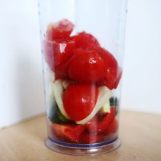 縦長の容器に①の材料とオリーブオイル、塩を加えてブレンダーで滑らかになるまで攪拌する。