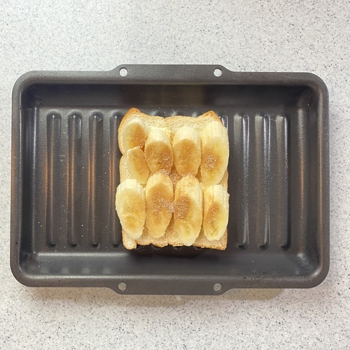 食パンにバターとバナナを乗せシナモンシュガーをふる。
